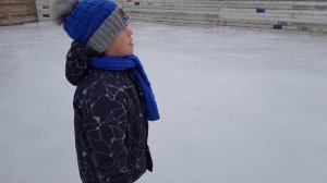 Кирилл и Ника пошли на каток.// Ника учится кататься на коньках.