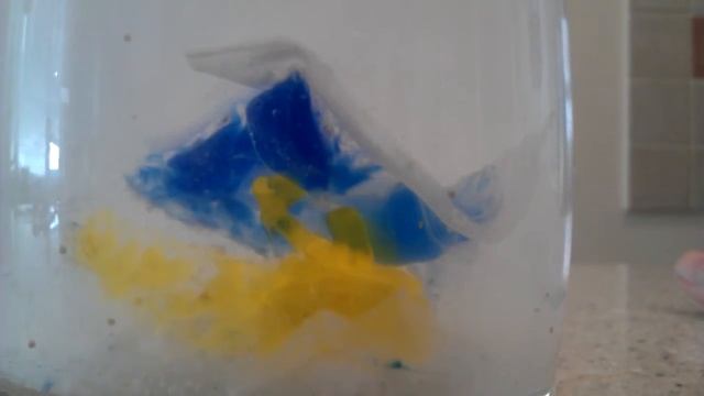 Растворение таблетки для посудомойки в воде смотреть онлайн