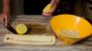 Салат с кальмарами, рукколой и перепелиными яйцами