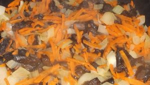 Рисовый суп с грибами и тушенкой