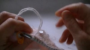 ПОПУЛЯРНАЯ ШАПОЧКА ЭТОГО СЕЗОНА. ВЯЖЕМ  ШАПКУ БИНИ С ПАЙЕТКАМИ ИЗ ПРЯЖИ ПУХ НОРКИ.