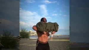 Тренировка с сэндбэгом от Евгения Немкевич на пляже в отпуске