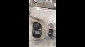 Замена передних тормозных колодок Форд Мондео 4, 2008 г в