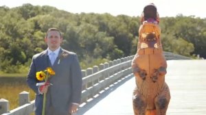 Невеста пришла на свадьбу в костюме тираннозавра