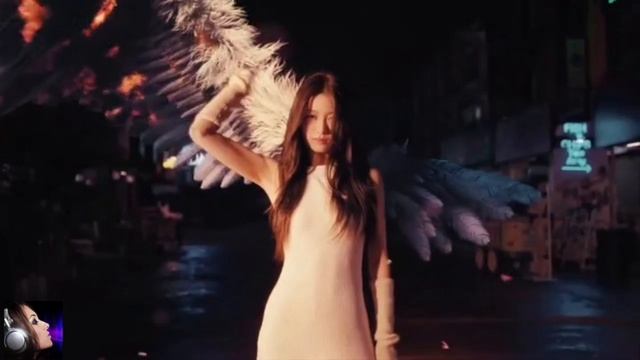 пропаганда она смотрела в окно