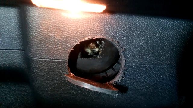 Skoda Fabia. Шкода Фабия. как быстро устранить свист печки ( модель без верхнего бардачка) смотреть онлайн