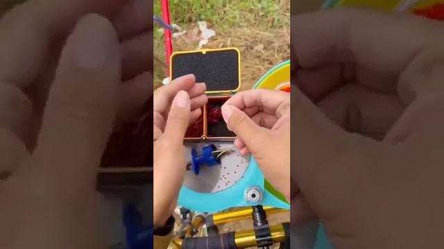 Удобно ? Пользуется кто нибудь#рыбалка #fishing #пучковяз#насадки #мотыль