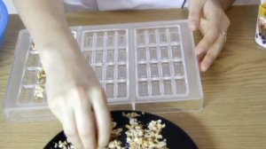 Как сделать шоколадные плитки своими руками/Молочная плитка с орешком/How to make a bar of chocolat