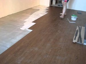 Наклейка плитки ПВХ на пол.