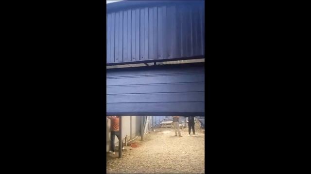 Секционные ворота на въезд во двор.