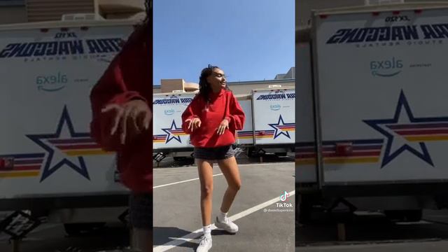 Daniella Perkins dancing a Tiktok dance💃💃