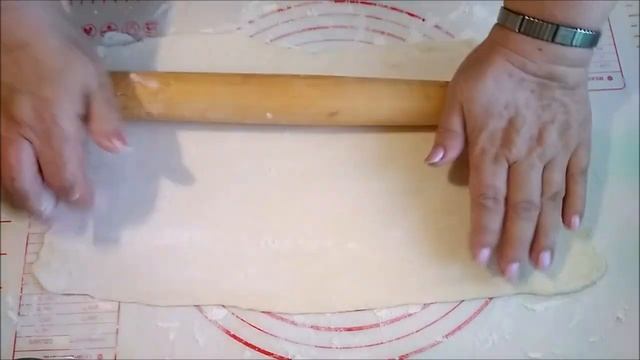 Слоеные пирожки с творогом и сулугуни.