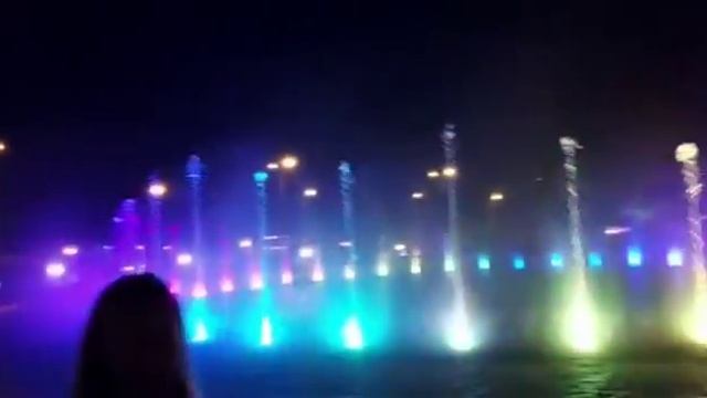 Цветной танцующий фонтан.Варшава.2021г. смотреть онлайн