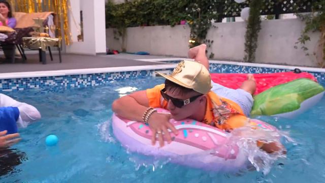 БОГАТЫЙ vs БЕДНЫЙ бассейн ! смотреть онлайн