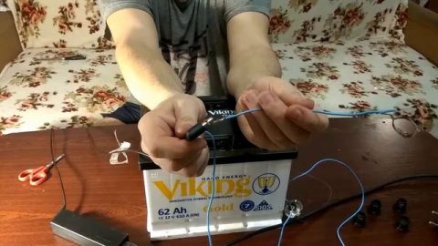 Заряжаем акамулятор дома от зарядки ноутбука.