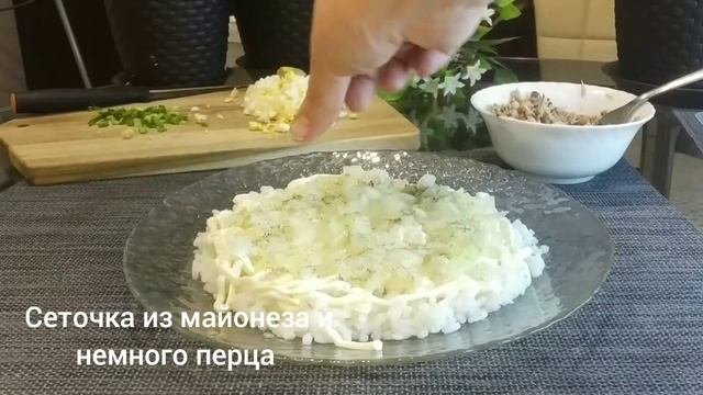 Салат из консервы.Все гениальное,все просто!