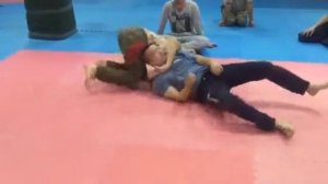 Выход из захвата из положения лёжа.