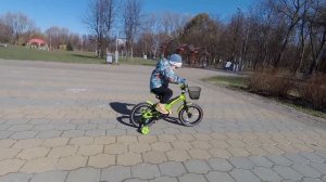Учимся кататься на велосипеде. Первый раз в жизни сели на #велосипед и сразу поехали #Дети #Вело