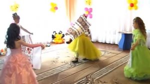 Красивый танец на выпускном балу в детском саду.