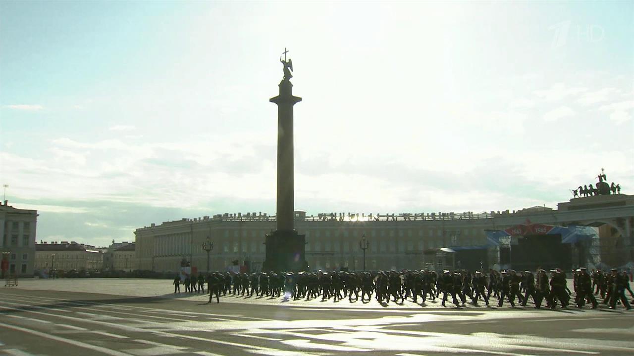 К 9 мая готовится Санкт-Петербург - на Дворцовой площади стартовала генеральная репетиция парада