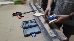 Приспособлениe Kreg Joiner для соединения на косой шуруп.