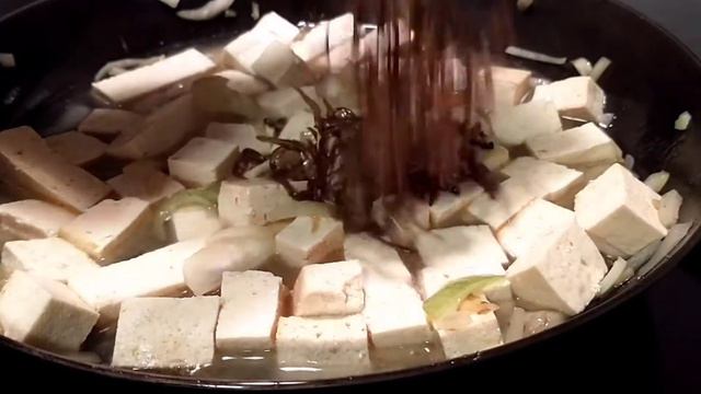 豆腐鹹魚 豆腐咸鱼味道独特, 鲜香下饭。Tofu with Dried fish, a unique flavor of salted fish and tofu.