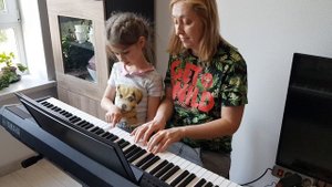 Серенькая кошечка села на окошечко