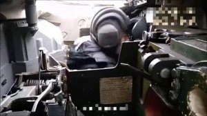 Отец обучает сына быть настоящим танкистом..