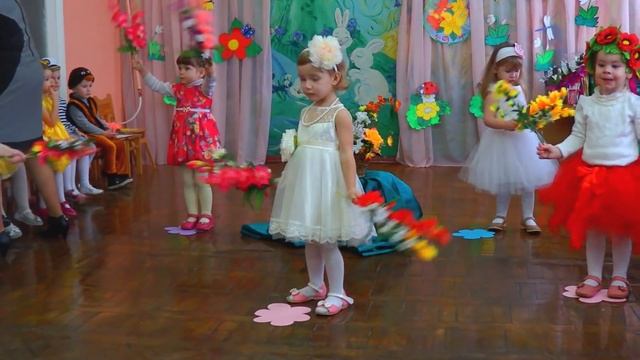 VLOG - Детский канал - Первый танец с мальчиком Утренник в детском саду смотреть онлайн