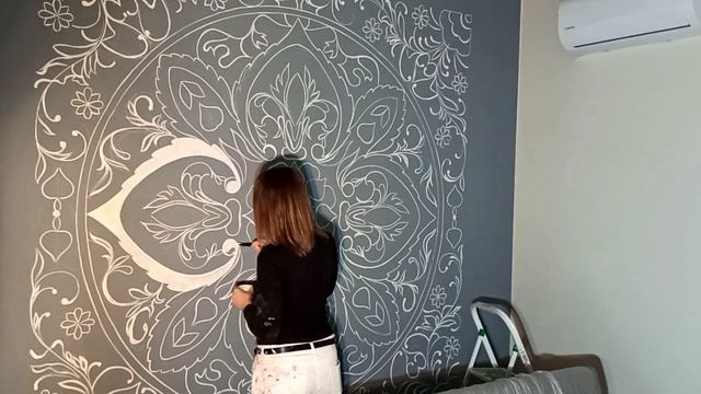 Процесс создания росписи в виде мандалы смотреть онлайн