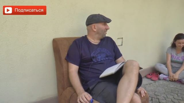 Стеснительная женщина. Женщине идет стеснительность. Мужчинам нравится когда женщина стеснеться.