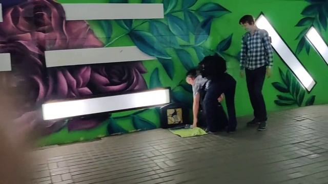 Переход с ВДНХ на станцию метро. Выставочный центр. Киев смотреть онлайн