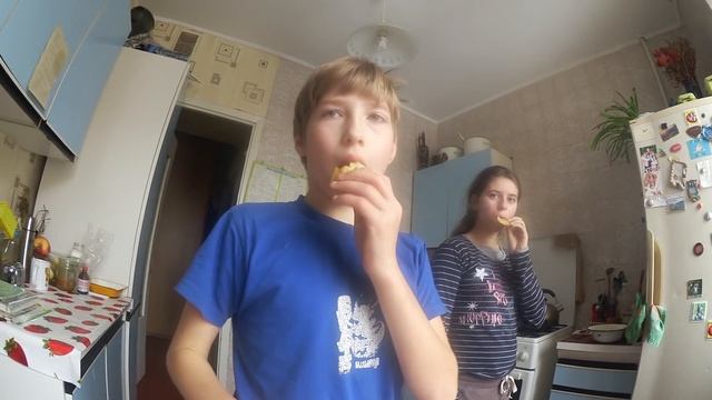 ВЛОГ: ???ПОЖАРИЛИ ВКУСНЫХ БЛИНЧИКОВ С ЛИЗОЙ ? смотреть онлайн