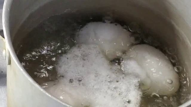 Варим яйцо правильно и чтобы не треснуло