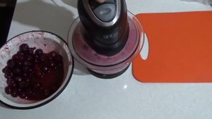 Рецепт смузи из банана, вишни, молока-витаминный напиток.