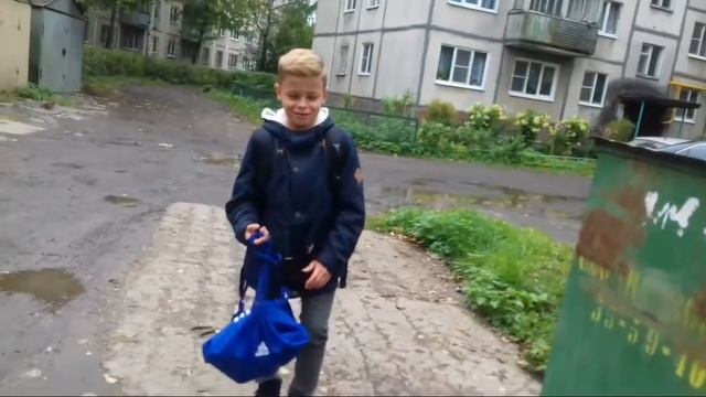 У ШКОЛЬНИКА УМЕРЛА МАМА И ОН ЖИВЁТ В МУСОРКЕ 0_0 смотреть онлайн