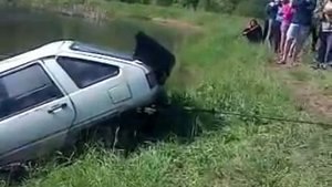 Водолазы Нижнего Тагила достали утонувшую машину с водителем (18+)