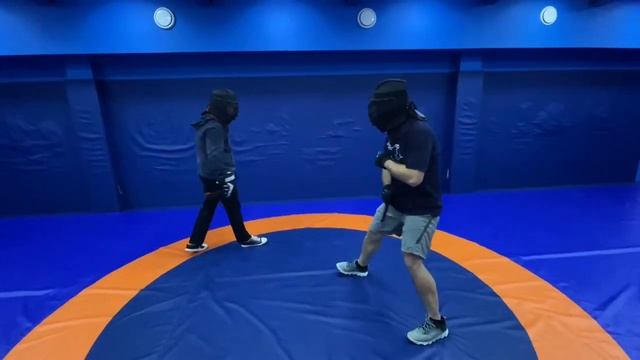 Ножевой бой, обратный хват и удар навстрчу смотреть онлайн