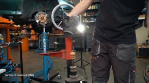 Как заменить стойку амортизатора передней подвески на VW POLO 6n1 [TUTORIAL AUTODOC]