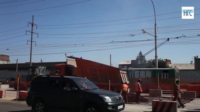 Дорожники кладут асфальт на месте громадной ямы на проезде Энергетиков смотреть онлайн