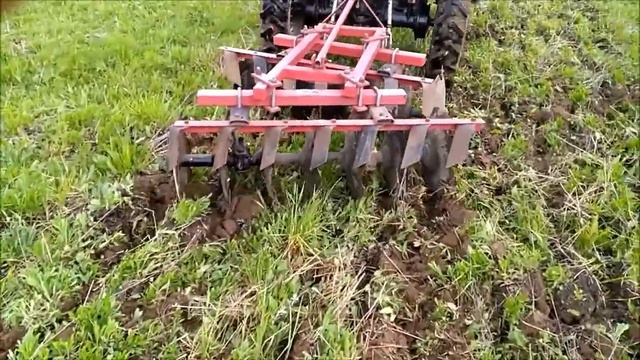 Трактор Уралец 180 с дискатором по целине. Сеем медоносы. смотреть онлайн