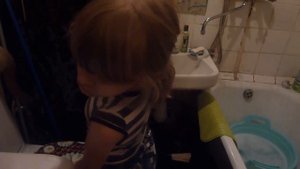 Вешаем кормушку для птиц. Соня играет в ванной. Выходной
