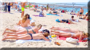 Прогулка по Дубайскому пляжу JBR Beach - Девушки в бикини