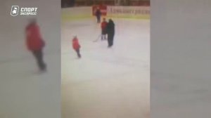 Тренер бьет ребенка клюшкой по голове! Кошмарное видео из Балашихи
