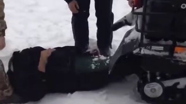 Мужика затянуло в снегоход ,доприкалывались смотреть онлайн