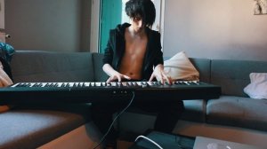 Профессиональный пианист занимается