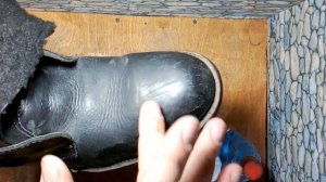Убираем царапину на ботинке!