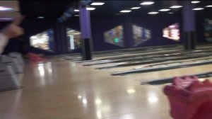 Играем в боулинг всей семьей | Чуча играет в боулинг | Детский боулинг