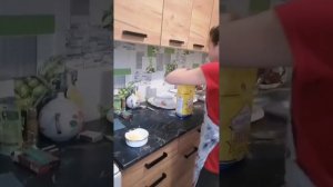 БЕЗУМНЫЙ ПАША. ИРИШКА ЧИКИ ПИКИ ГОТОВИТ ОБАЛДЕНЫЙ КУРИНЫЙ СУП С КЛЕЦКАМИ.