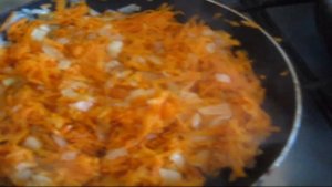 Минтай тушеный с овощами в сметане и сливках